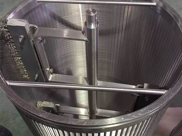 Internal scraper self-cleaning filter