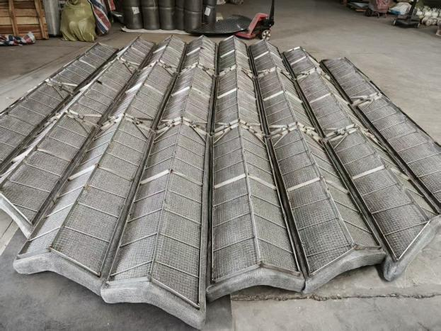 Démousseur à maille métallique ondulée